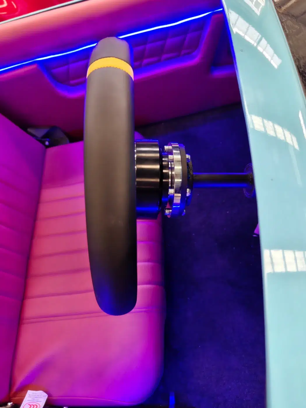Quick-release steering wheel component photograph for electric go-karts; exact model compatibility to be confirmed